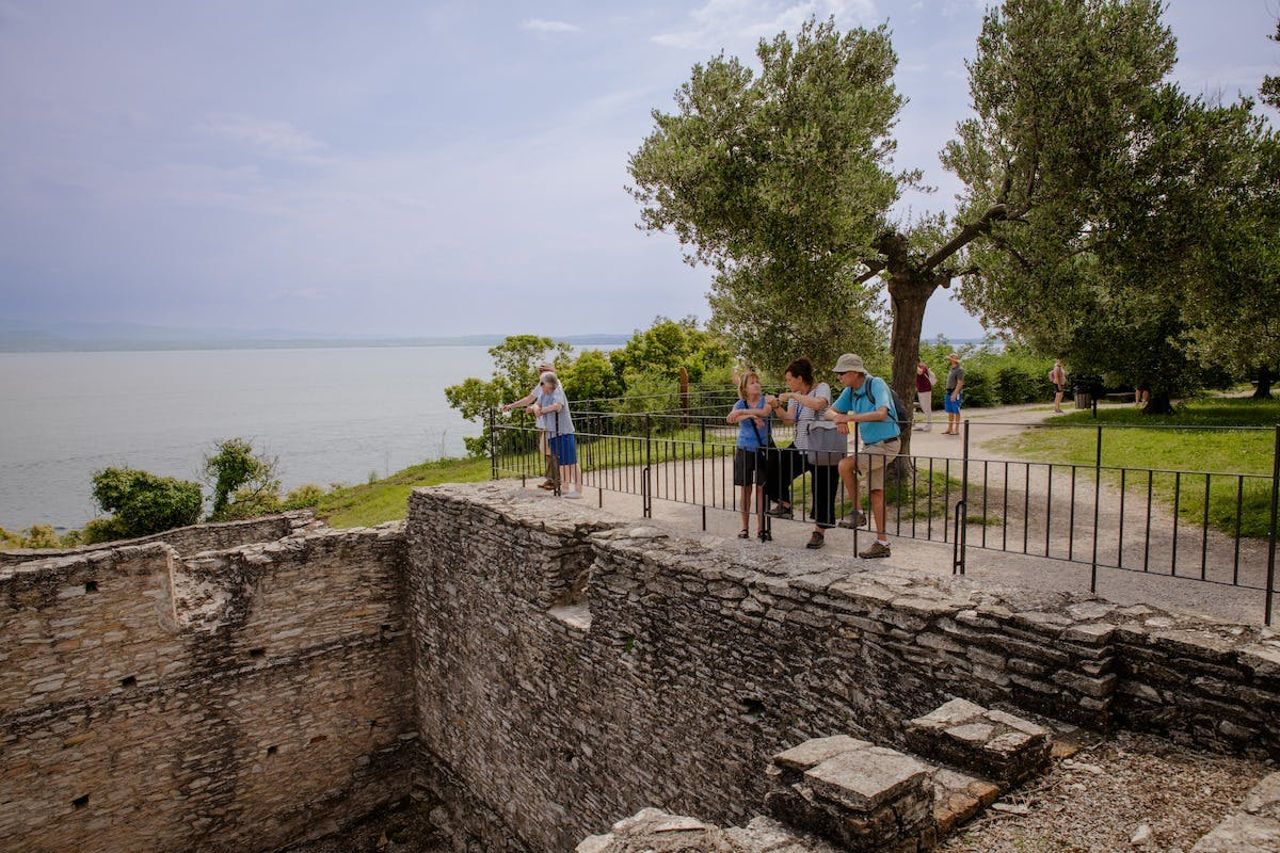 Sirmione: Tour in barca e Grotte di Catullo — 7