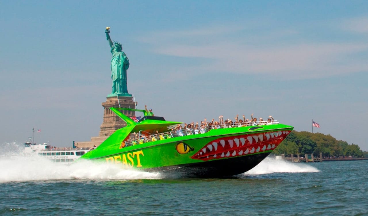 New York: The Beast Giro in motoscafo
