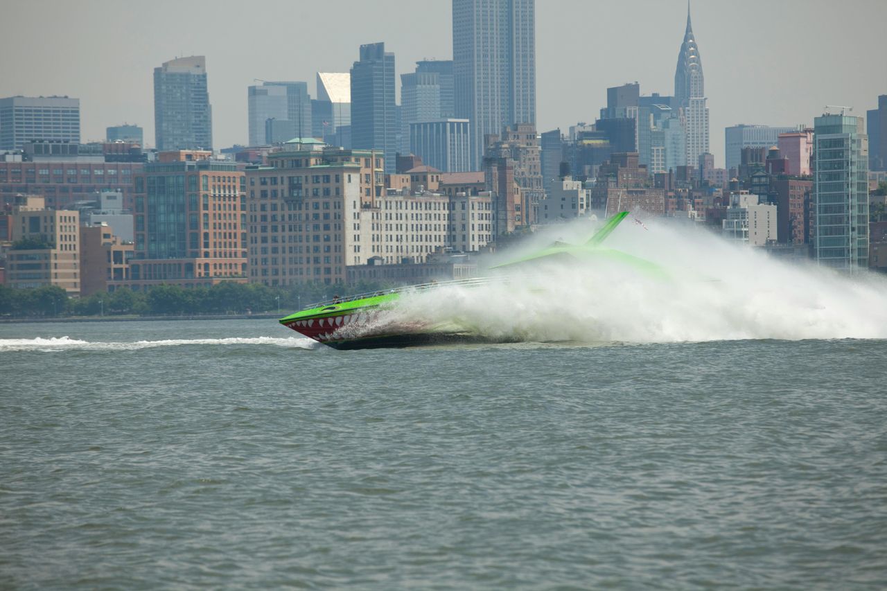 New York: The Beast Giro in motoscafo — 2