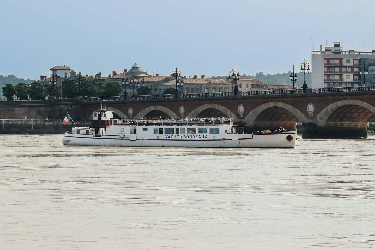 Bordeaux: crociera guidata sulla Garonna con un drink e un canelé