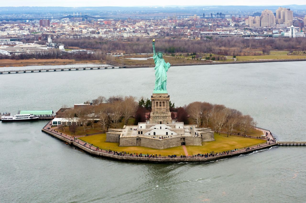 Statua della Libertà ed Ellis Island: Biglietto di ingresso + traghetto di andata e ritorno da Manhattan — 8