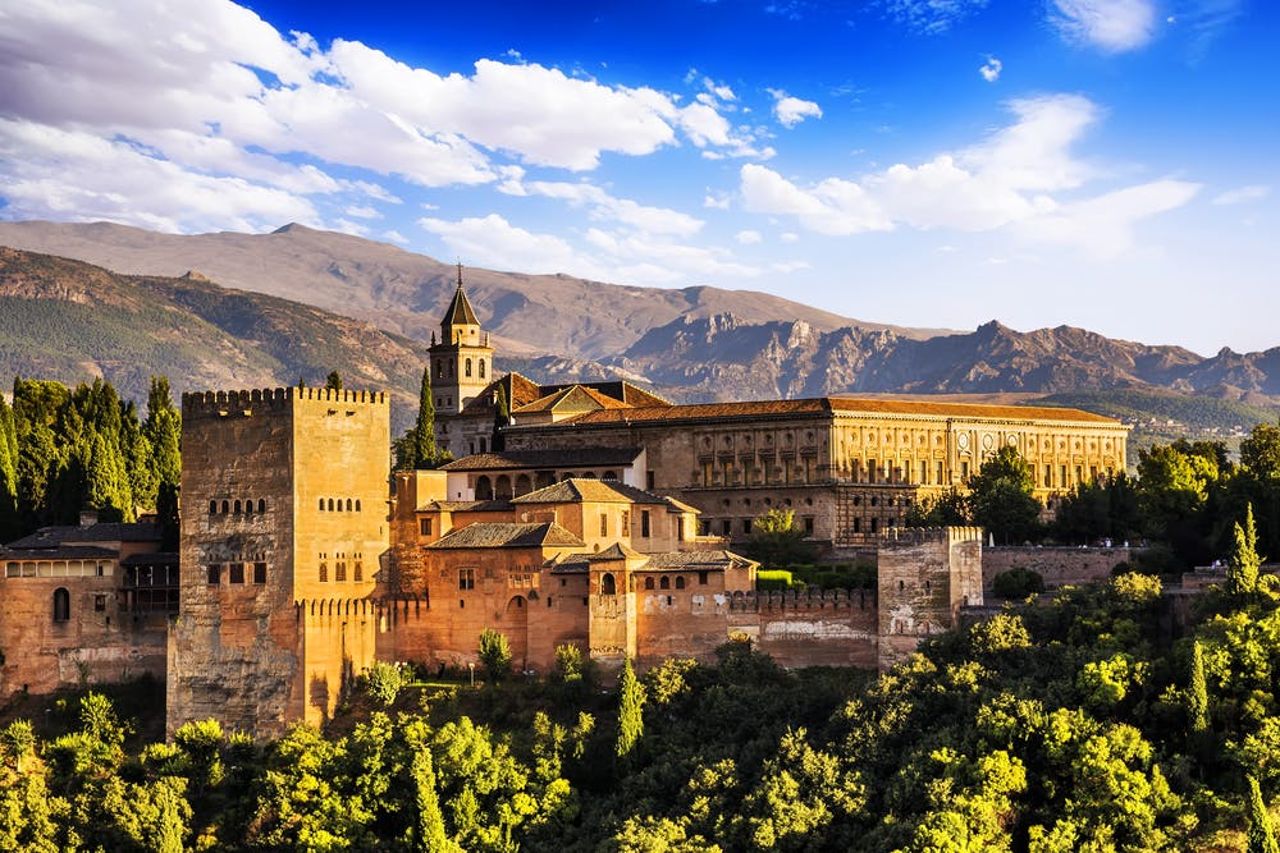 Alhambra e Palazzi nazarì: Biglietto salta-coda + Tour guidato