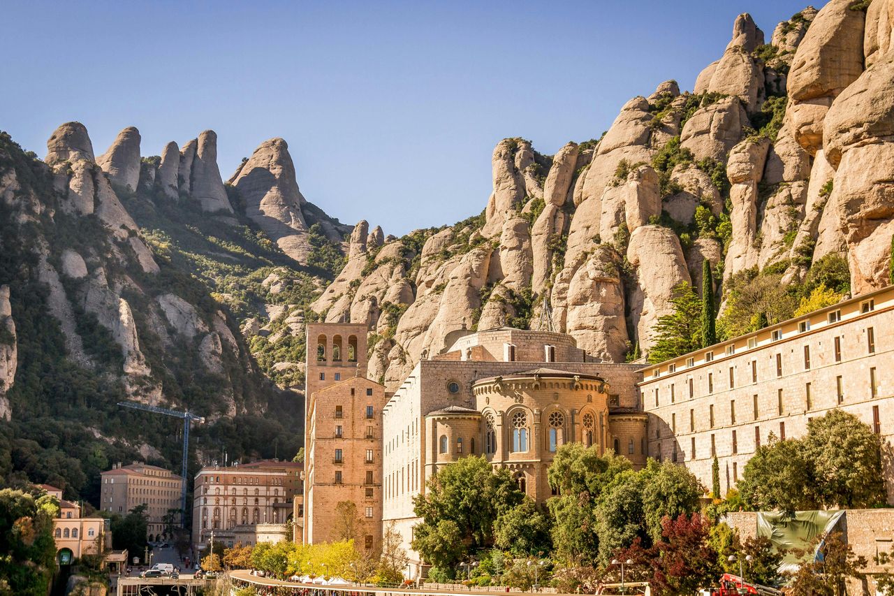Montserrat e Cantine - Viaggio A/R + Esperienza Enologica con Pasto Tradizionale