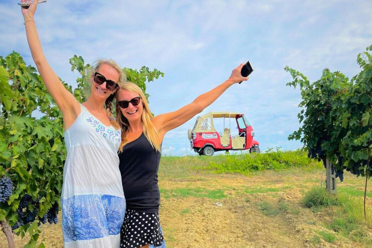 Toscana: Tour guidato privato in tuk tuk + picnic + degustazione di olio d'oliva e vino — 3