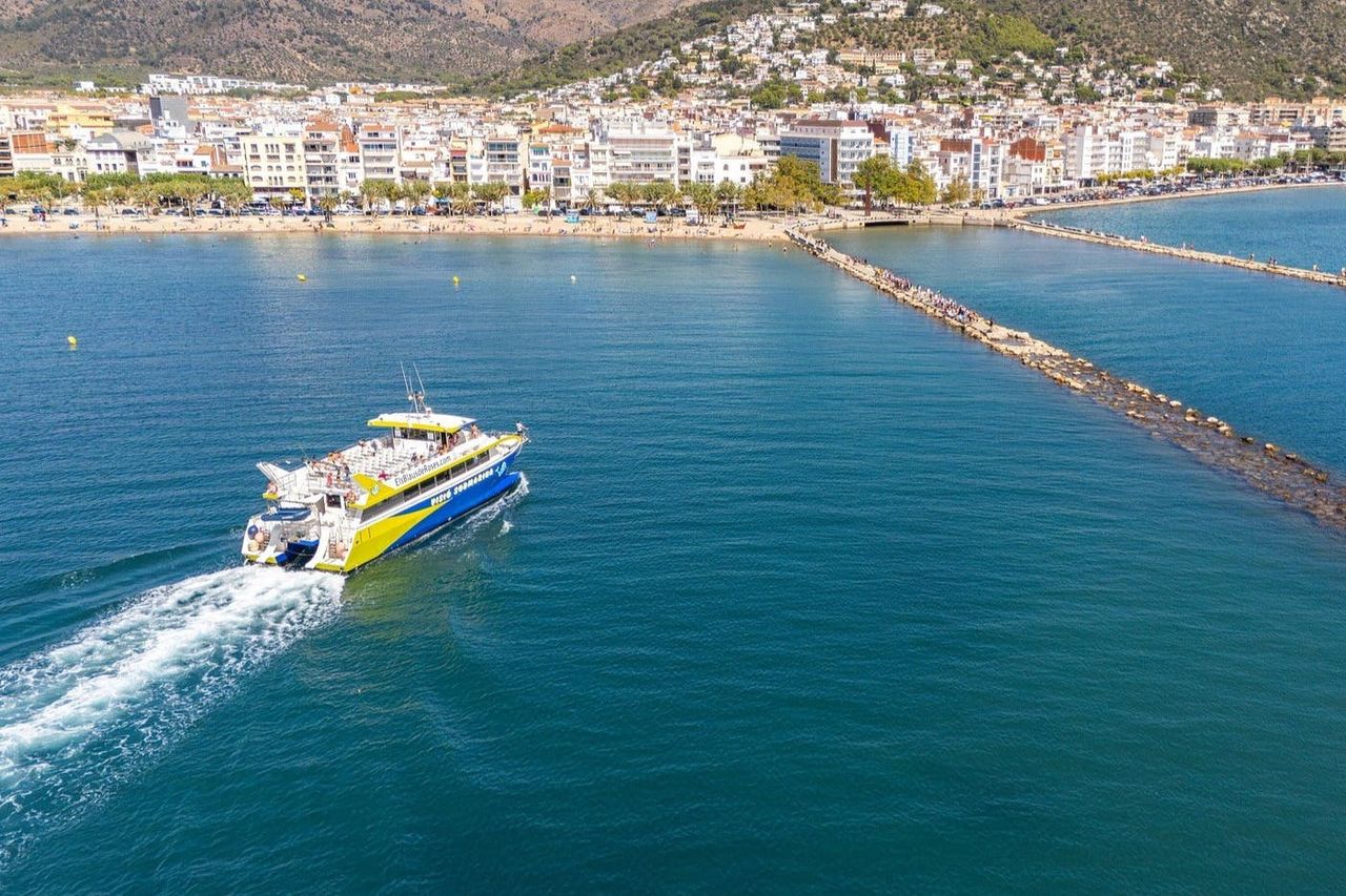 Cala Murtra: Tour serale in barca da Roses + Guida audio — 2
