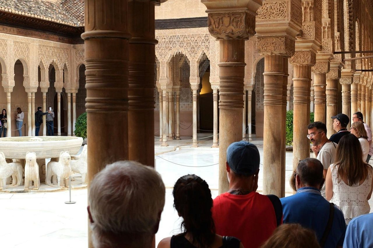 Alhambra e Palazzi nazarì: Biglietto salta-coda + Tour guidato — 2