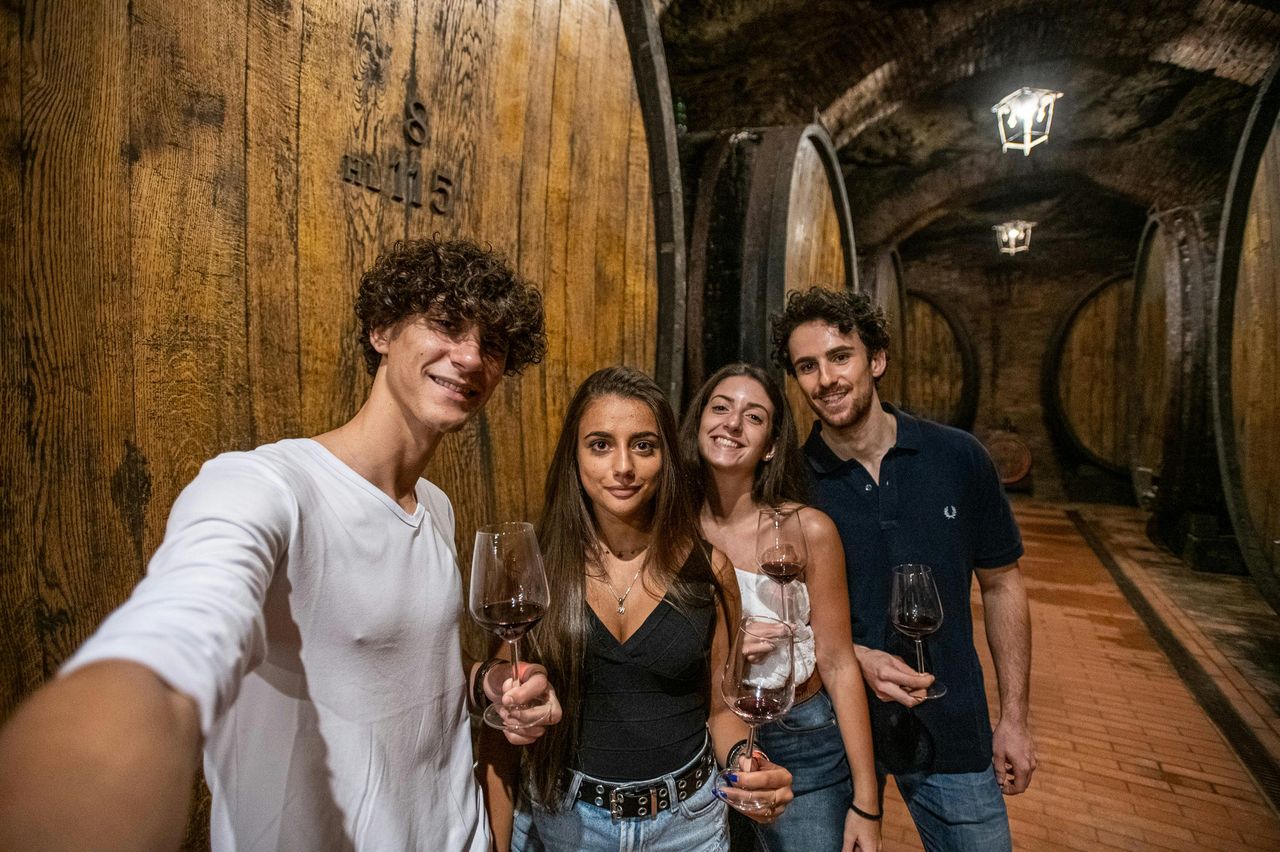 Montepulciano: Tour guidato di andata e ritorno di due aziende vinicole + degustazione di vino e cibo — 2