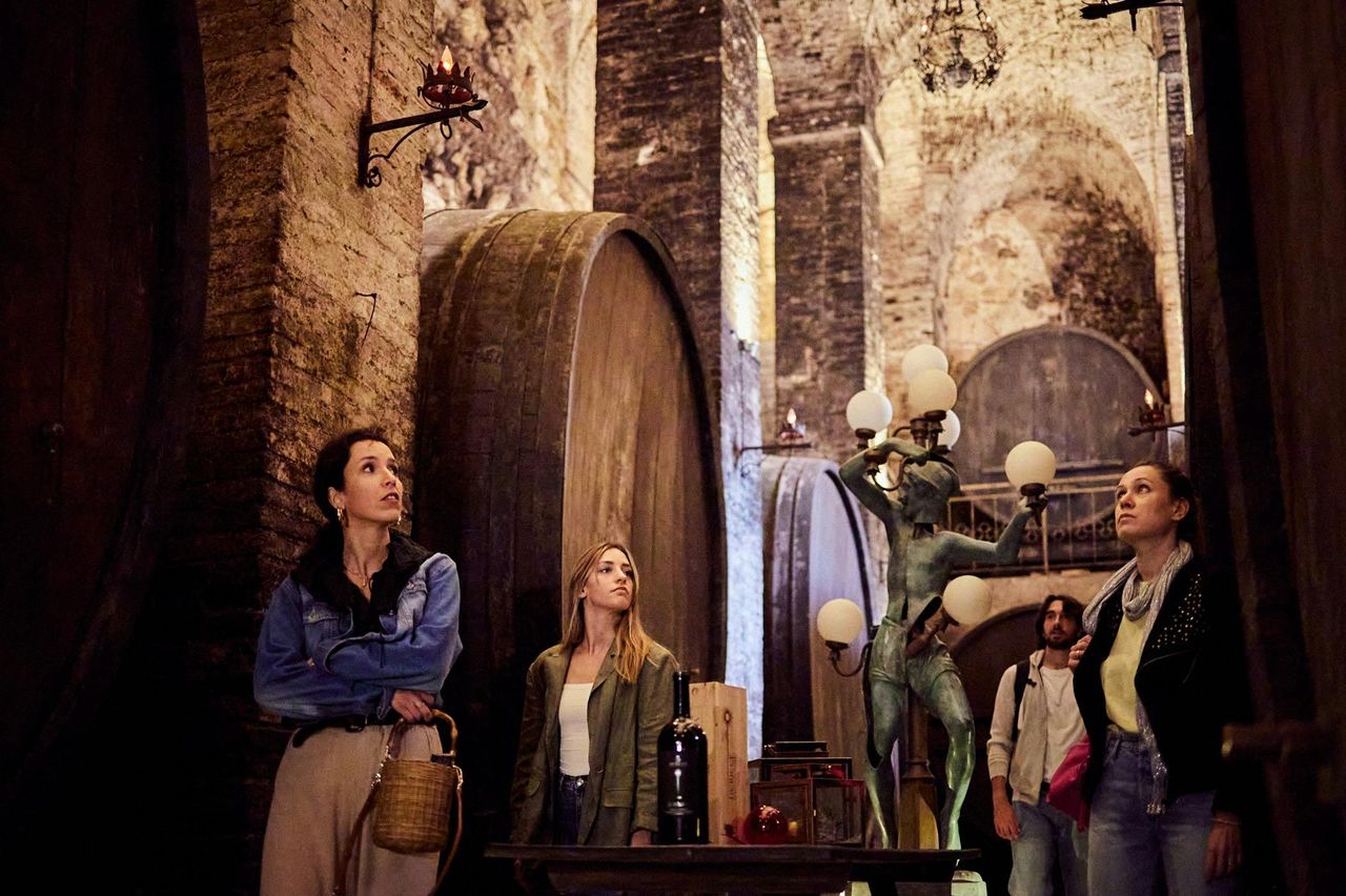 Montepulciano: Tour guidato di andata e ritorno di due aziende vinicole + degustazione di vino e cibo