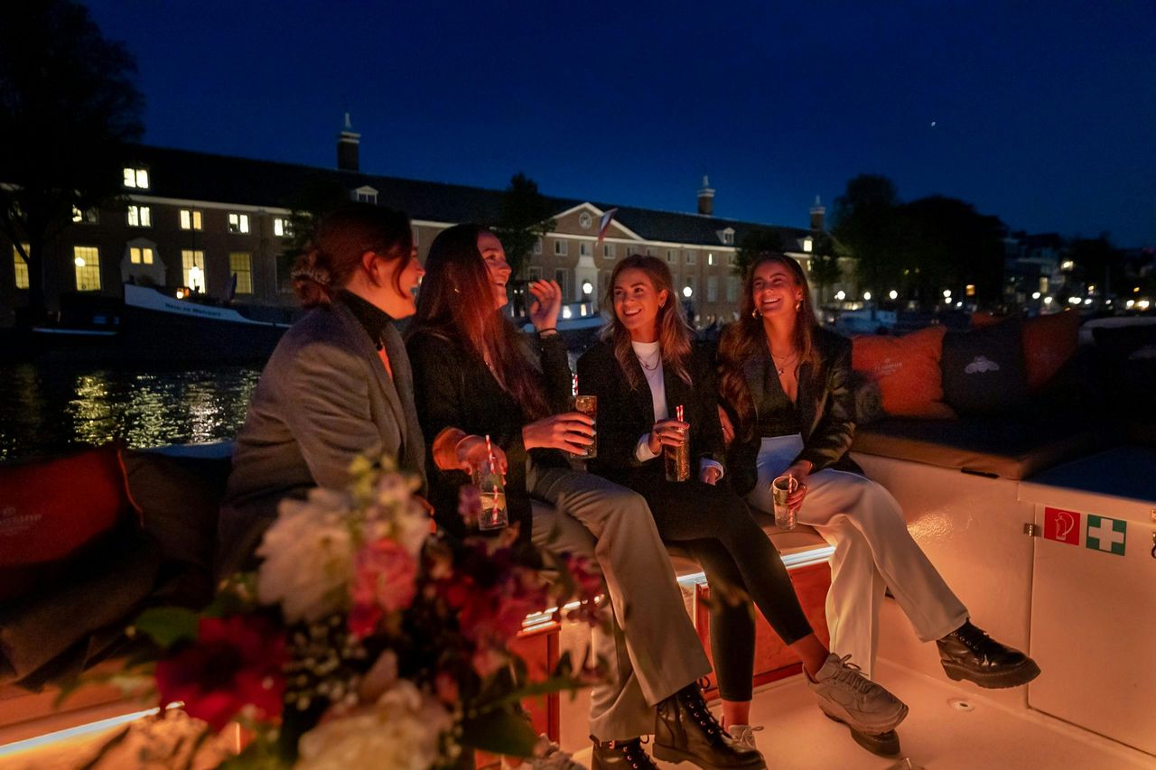 Amsterdam: Flagship Tour serale in barca aperta — 7