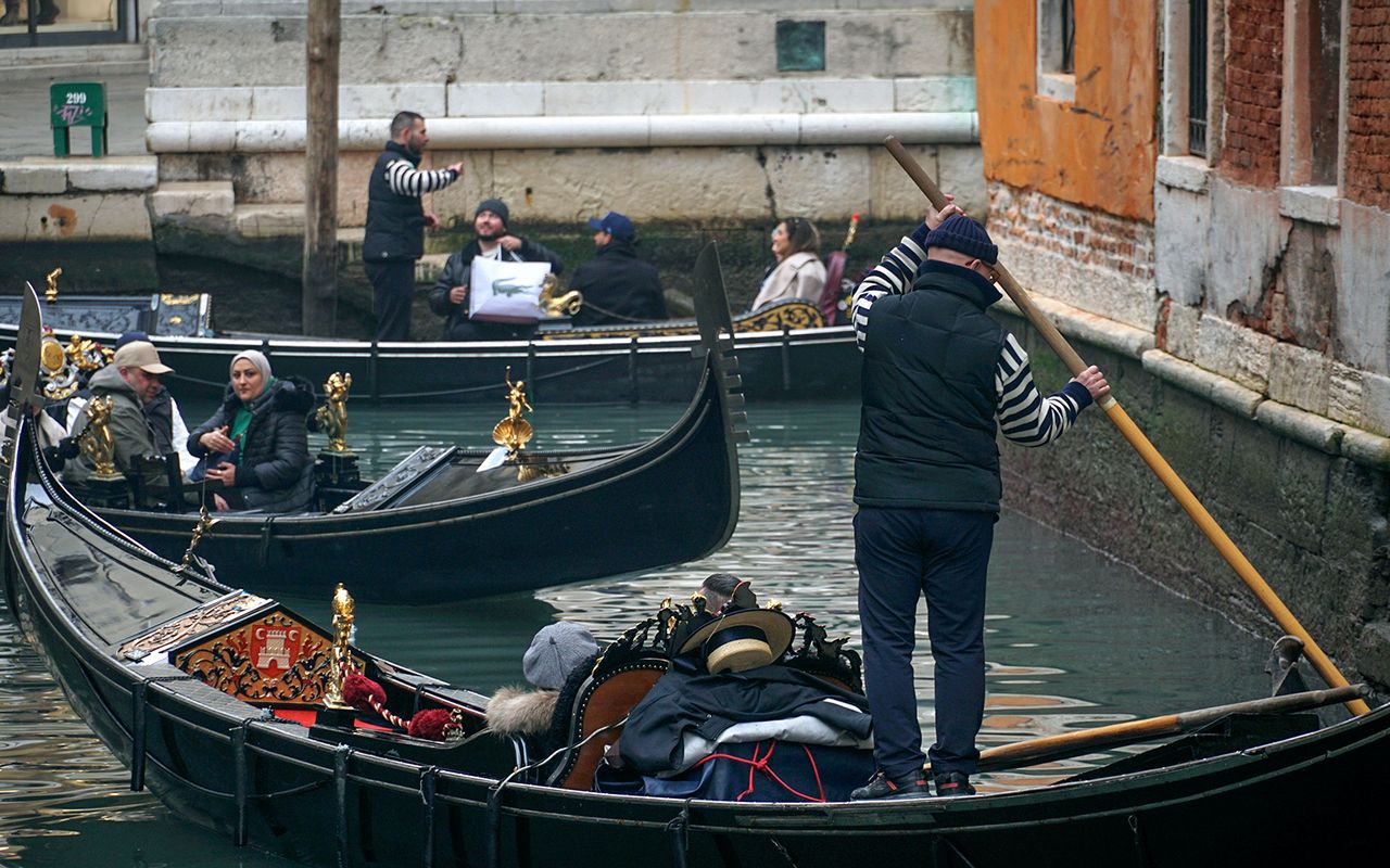 Giro classico in gondola sul Canal Grande a Venezia — 6