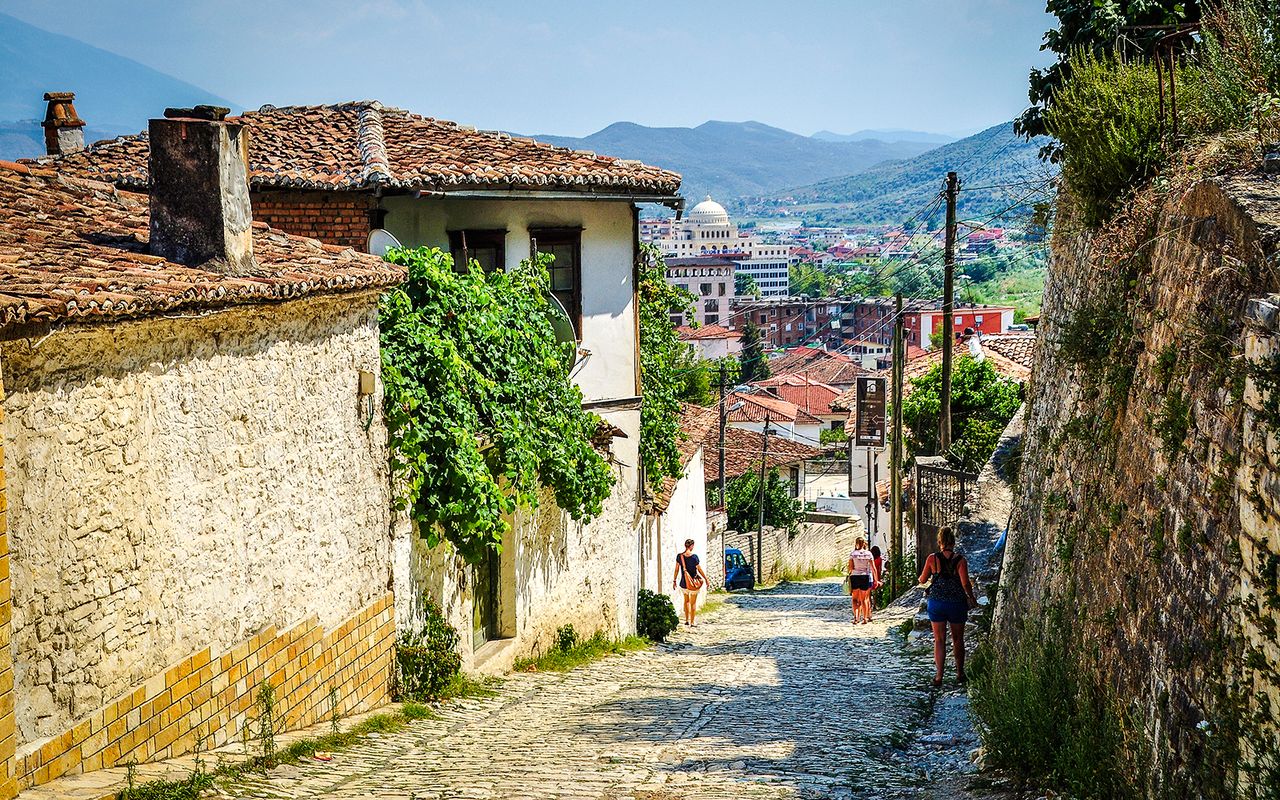 Da Tirana: tour in giornata del patrimonio dell'UNESCO Berat e del lago Belshi — 6