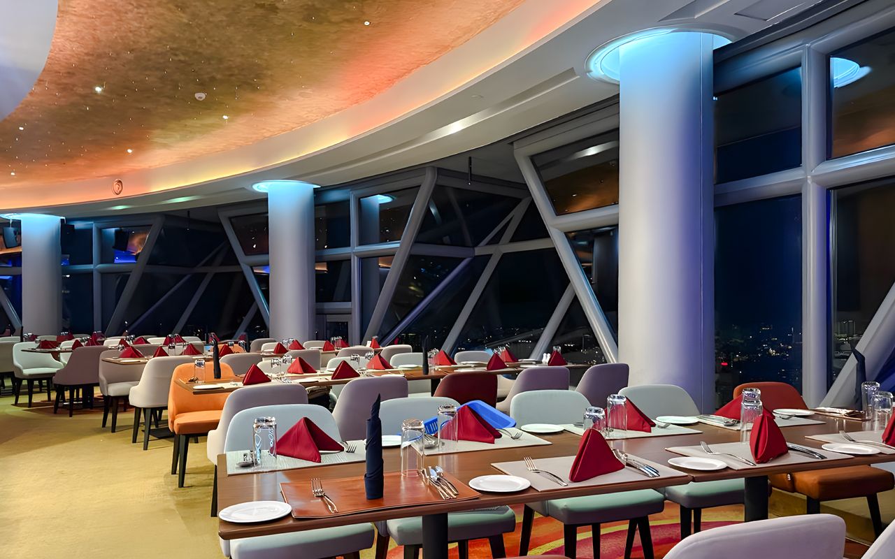 Cena a buffet presso l'ORBIT Revolving Dining in KL Tower — 3