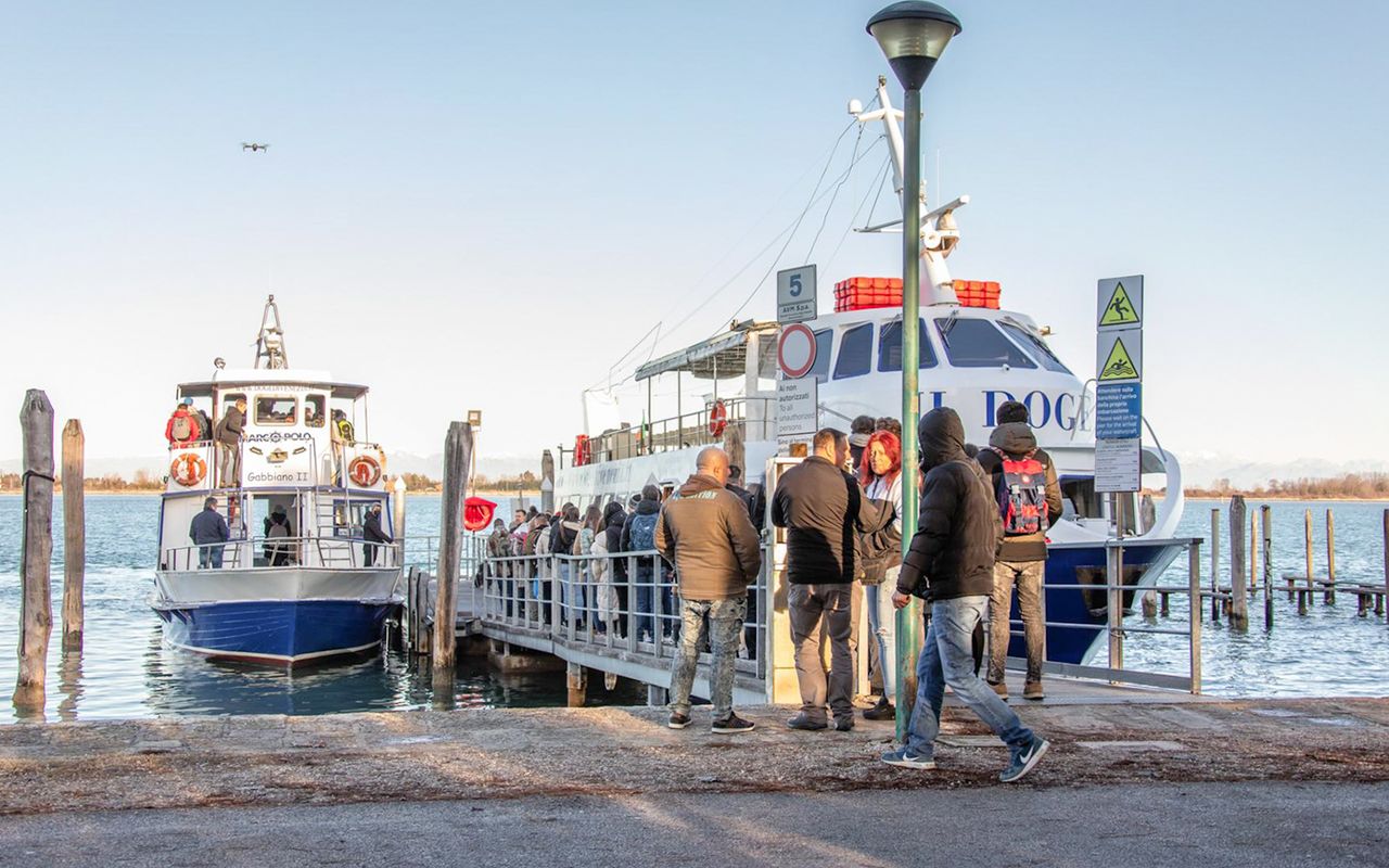 Tour in barca di Murano, Burano e Torcello con dimostrazione di soffiatura del vetro — 2