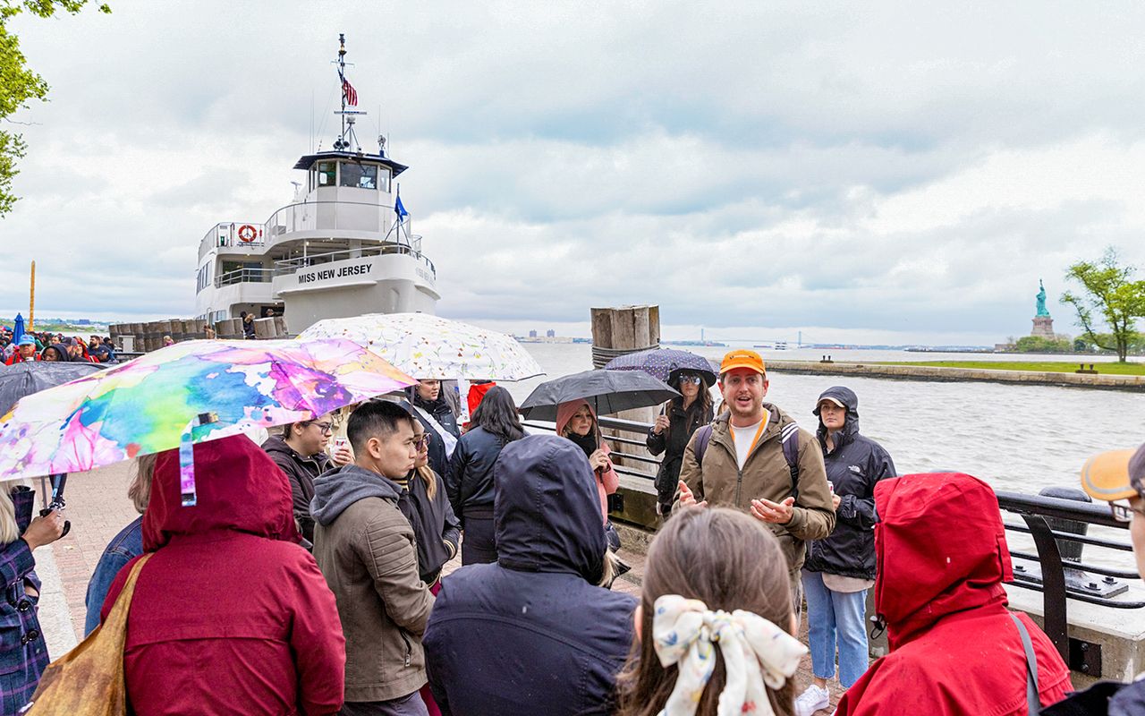 Tour guidato della Statua della Libertà ed Ellis Island con traghetto — 6