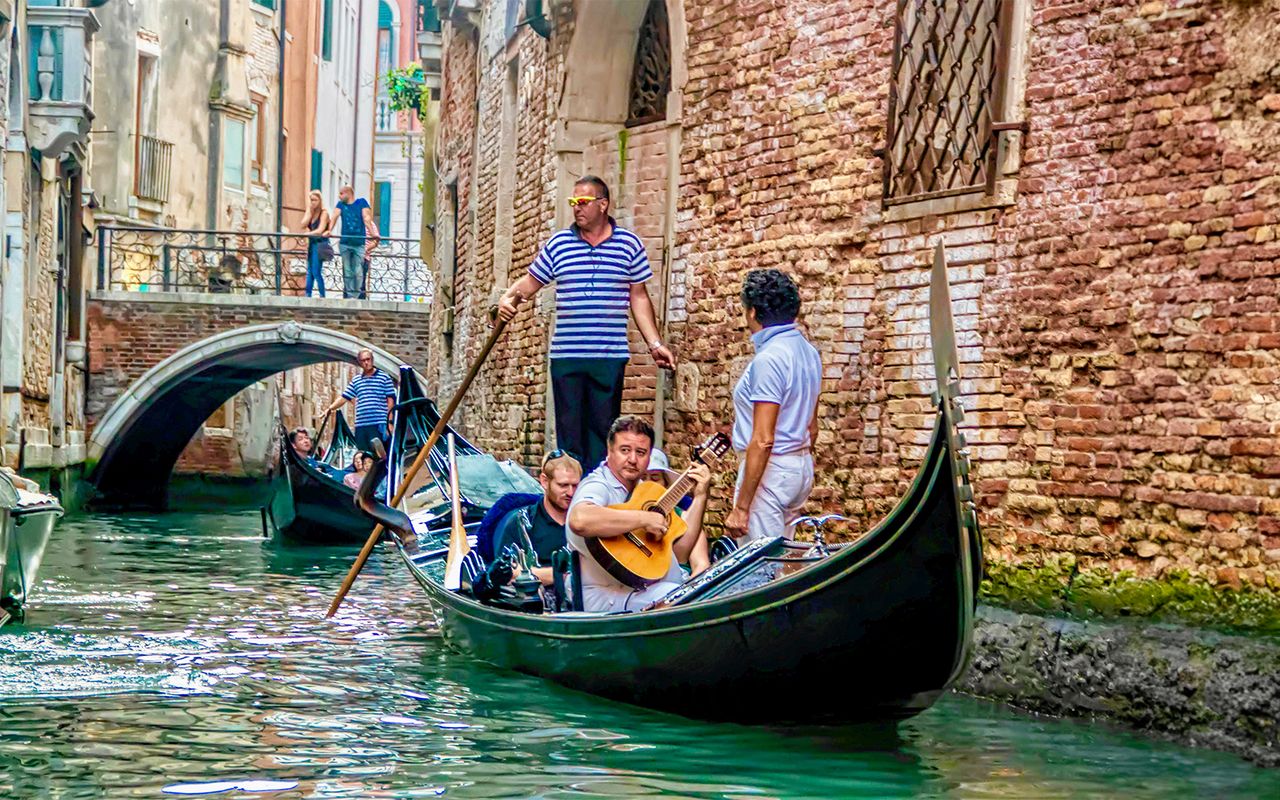 Canal Grande di Venezia: giro in gondola con serenata