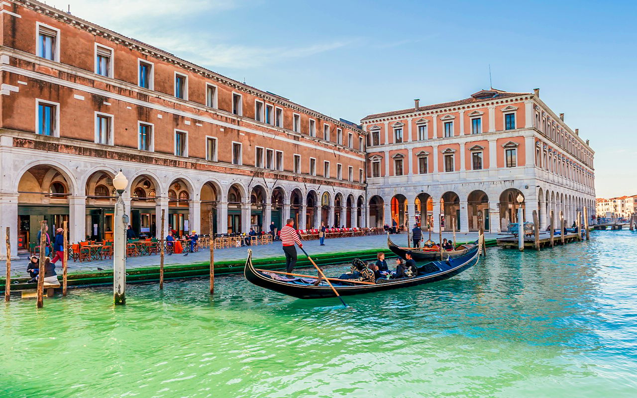 Giro classico in gondola sul Canal Grande a Venezia — 4
