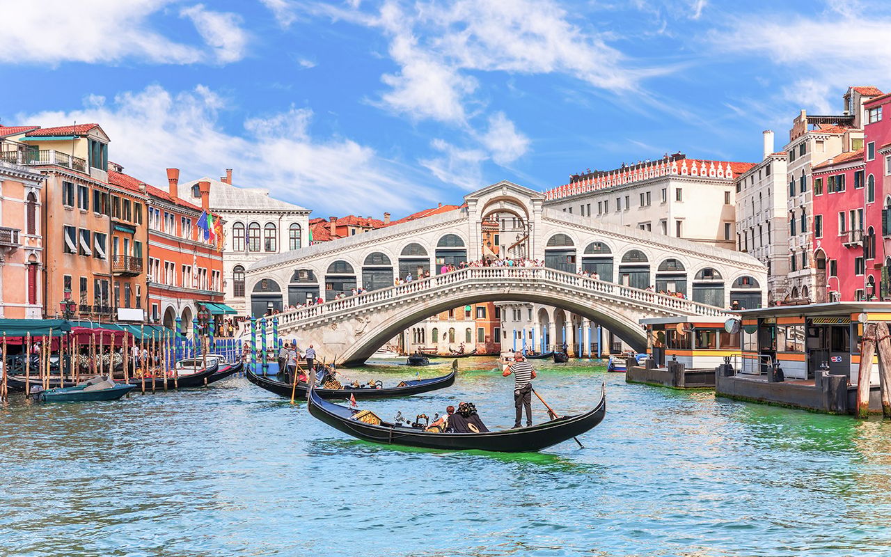 Giro classico in gondola sul Canal Grande a Venezia
