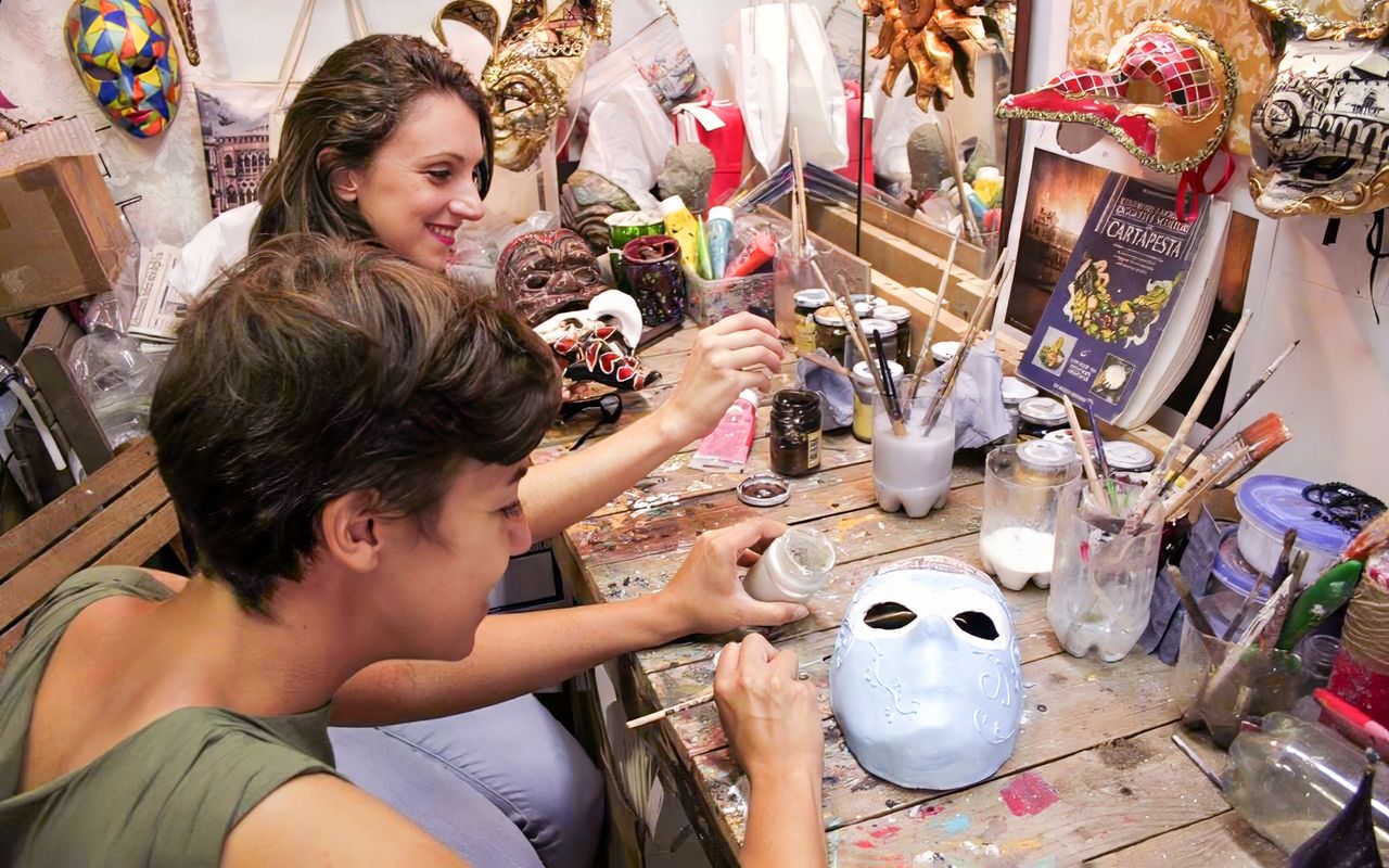 Laboratorio di decorazione di maschere in Piazza San Marco — 3