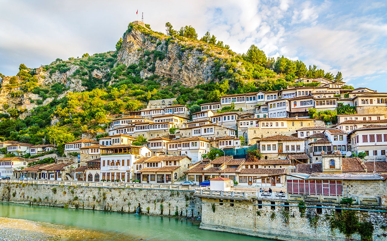 Da Tirana: tour in giornata del patrimonio dell'UNESCO Berat e del lago Belshi — 7