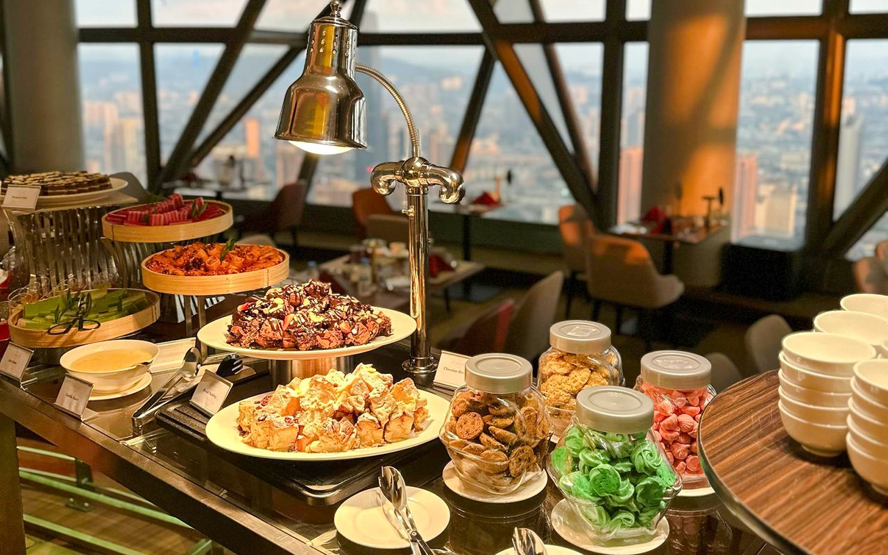 Pranzo a buffet presso l'ORBIT Revolving Dining in KL Tower — 5