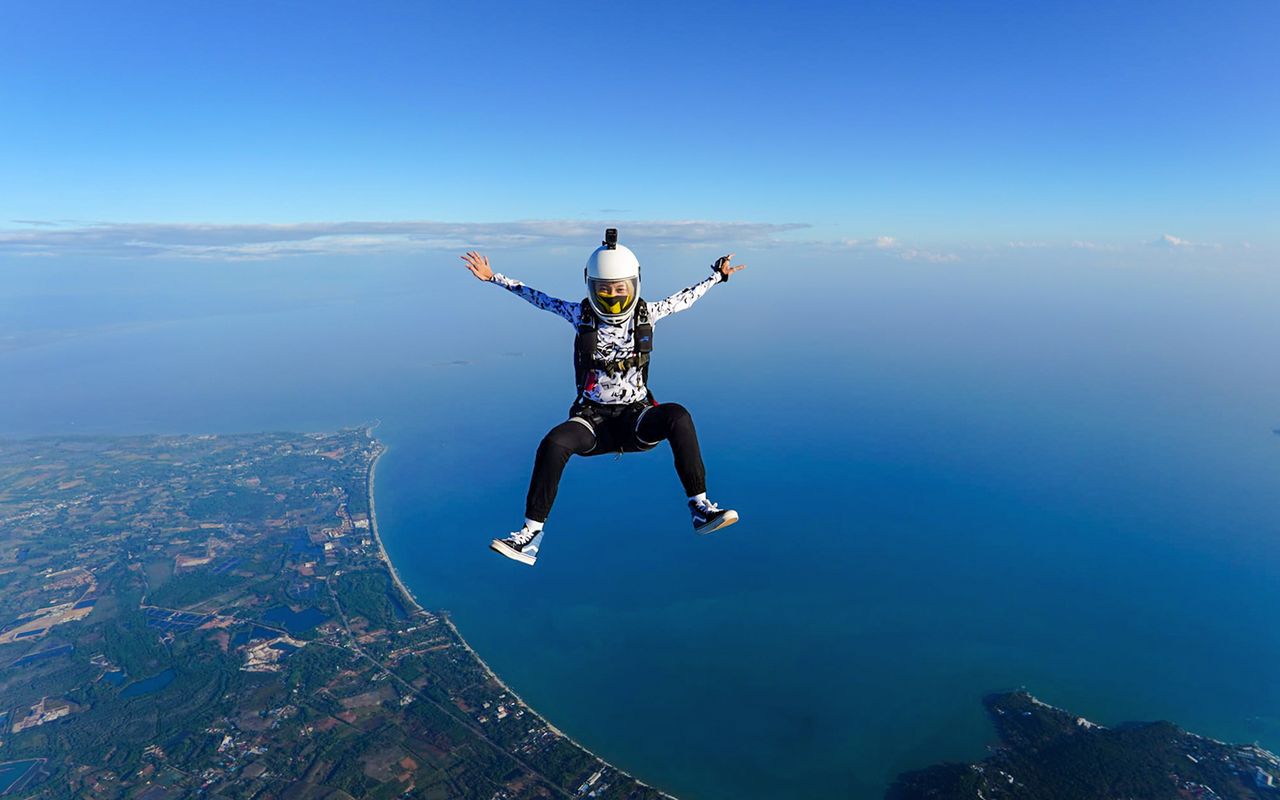 Paracadutismo in tandem a Pattaya con vista sull'oceano: un salto da 4000 metri con trasferimenti in hotel — 4