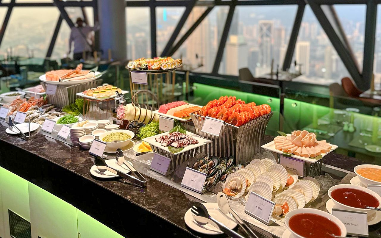 Pranzo a buffet presso l'ORBIT Revolving Dining in KL Tower — 3