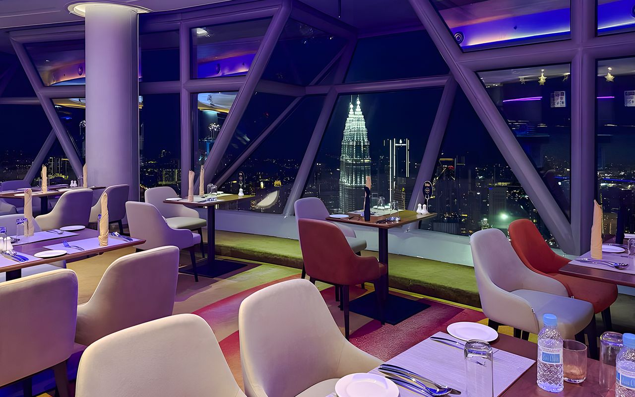 Cena a buffet presso l'ORBIT Revolving Dining in KL Tower — 6