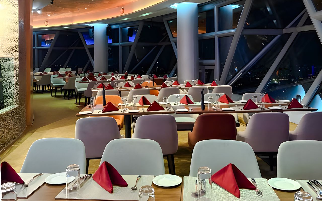 Cena a buffet presso l'ORBIT Revolving Dining in KL Tower — 4