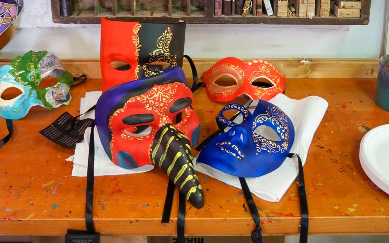 Laboratorio di decorazione di maschere in Piazza San Marco — 5
