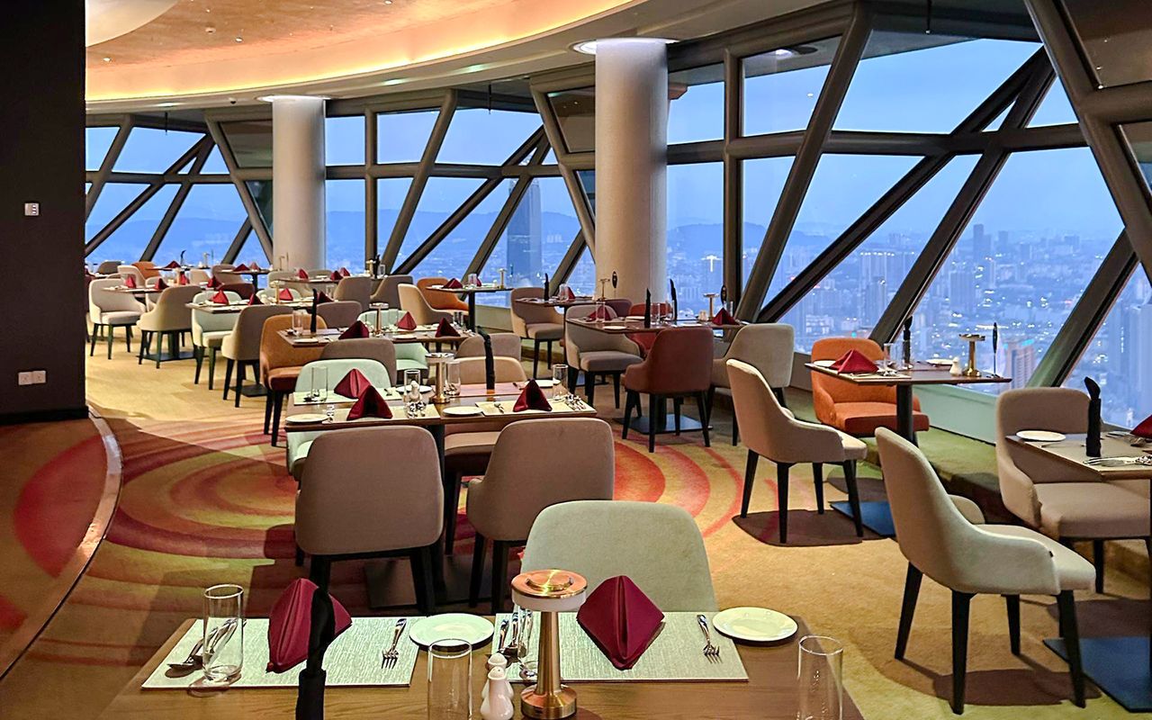 Pranzo a buffet presso l'ORBIT Revolving Dining in KL Tower — 7