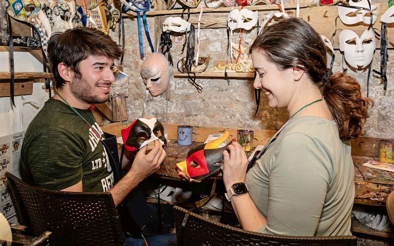 Laboratorio di decorazione di maschere in Piazza San Marco — 2