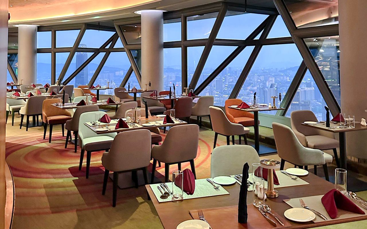 Pranzo a buffet presso l'ORBIT Revolving Dining in KL Tower
