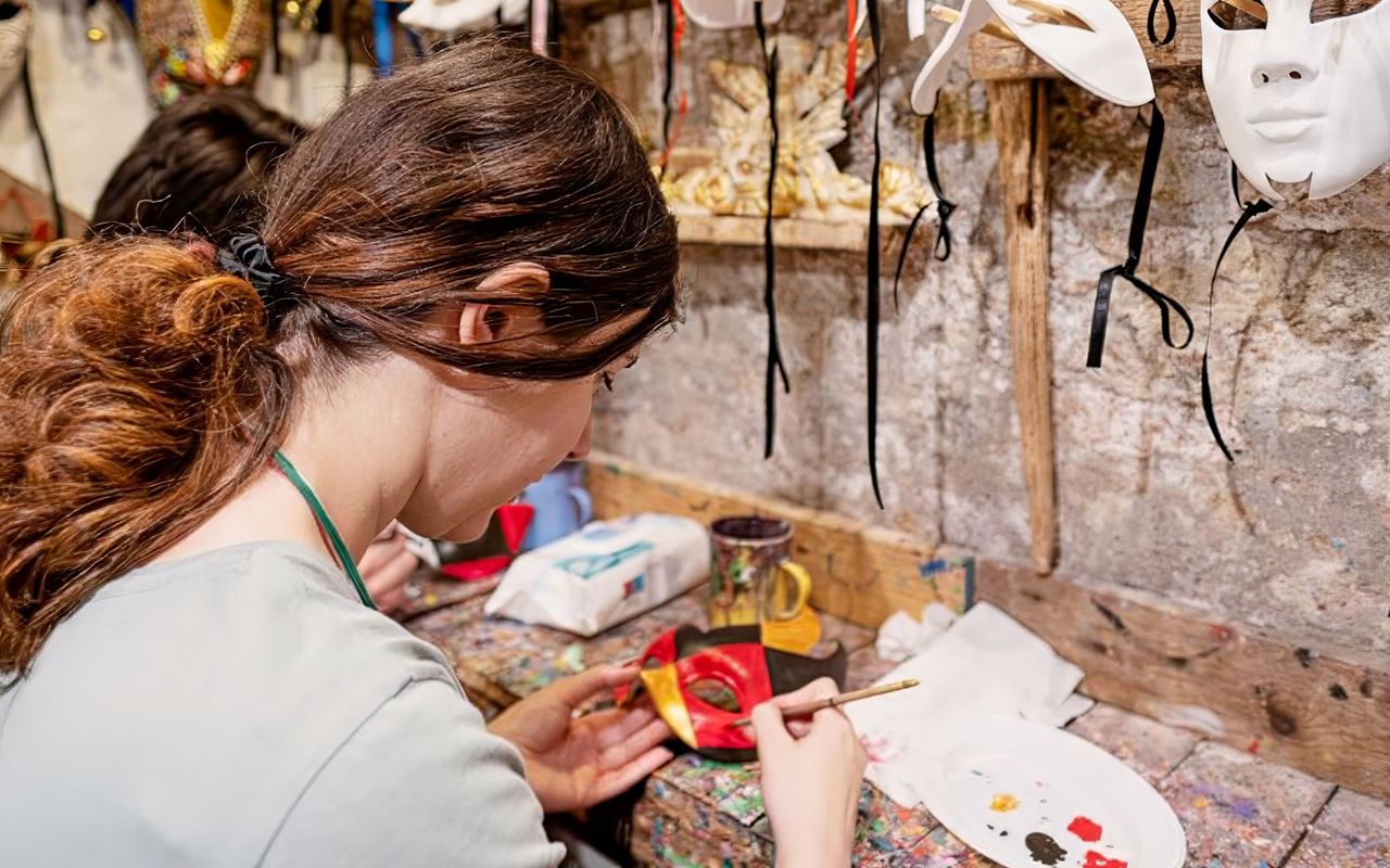 Laboratorio di decorazione di maschere in Piazza San Marco