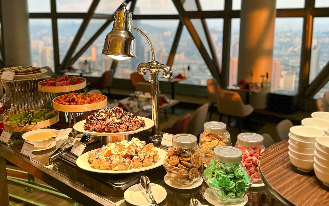 Buffet Hi-Tea all'ORBIT Revolving Dining di KL Tower  — 3