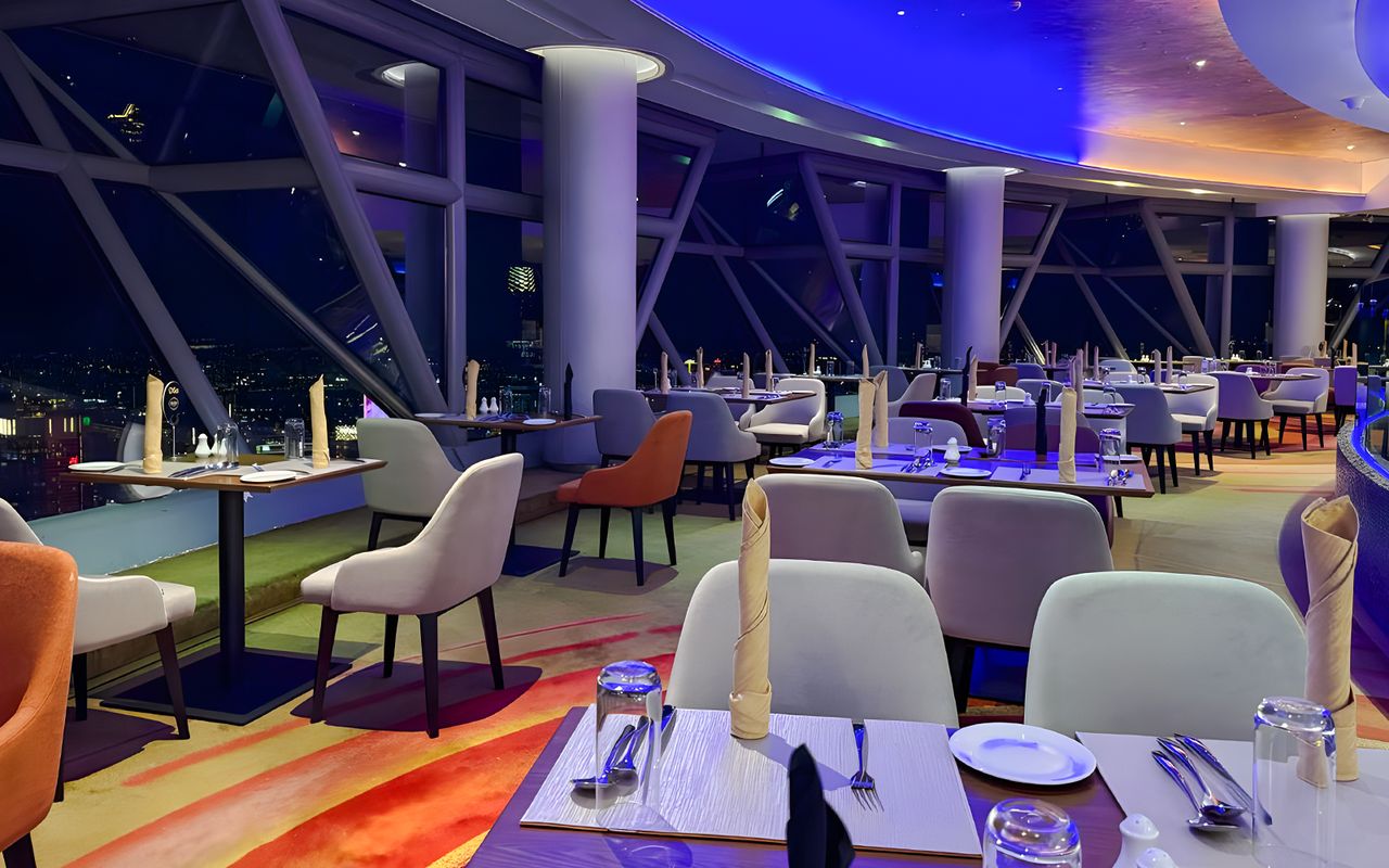 Cena a buffet presso l'ORBIT Revolving Dining in KL Tower — 2