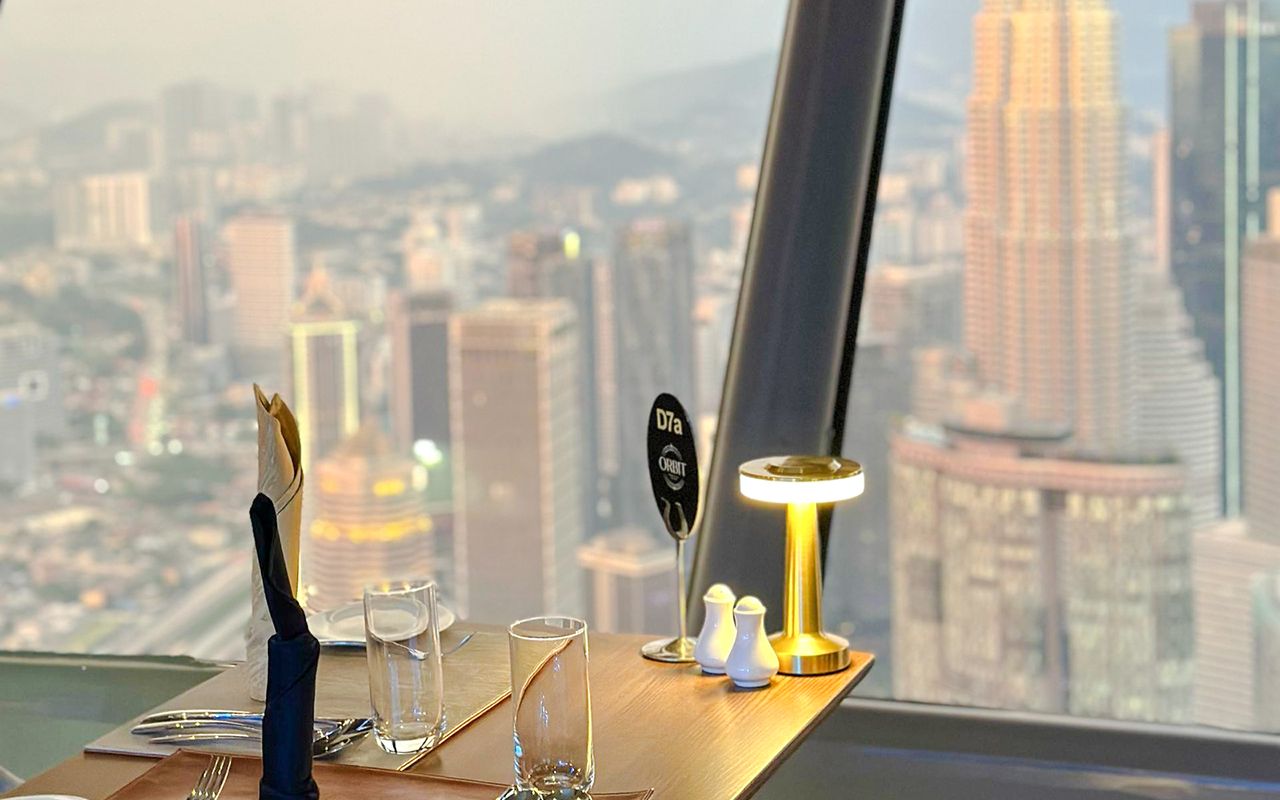 Pranzo a buffet presso l'ORBIT Revolving Dining in KL Tower — 4