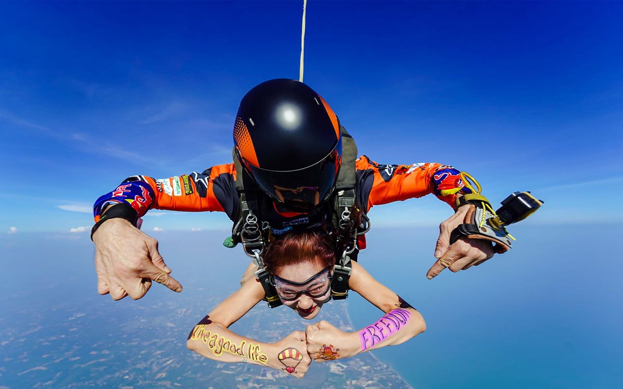 Paracadutismo in tandem a Pattaya con vista sull'oceano: un salto da 4000 metri con trasferimenti in hotel — 3