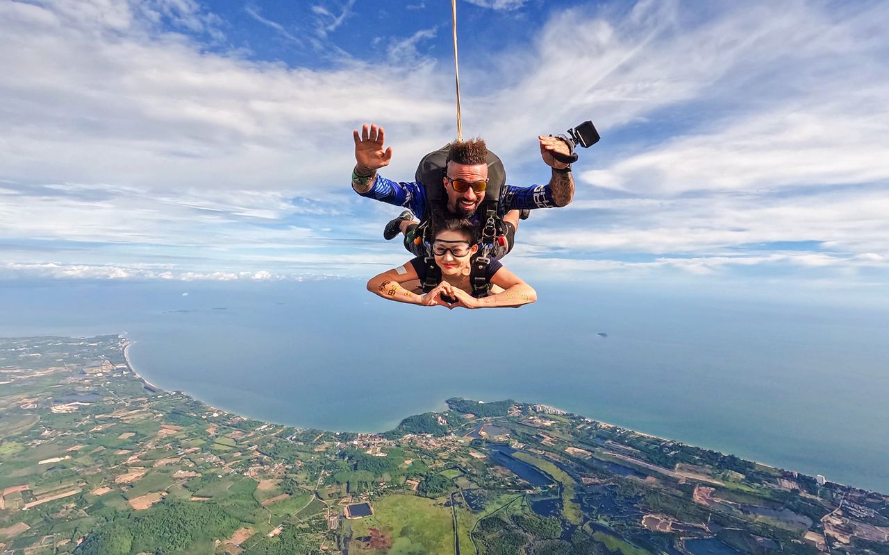 Paracadutismo in tandem a Pattaya con vista sull'oceano: un salto da 4000 metri con trasferimenti in hotel — 5
