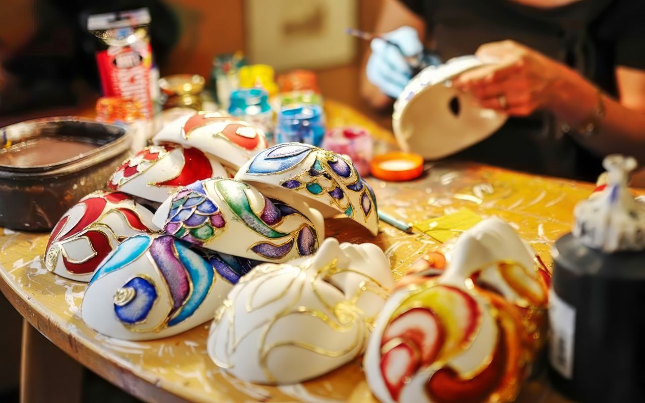 Laboratorio di decorazione di maschere in Piazza San Marco — 4
