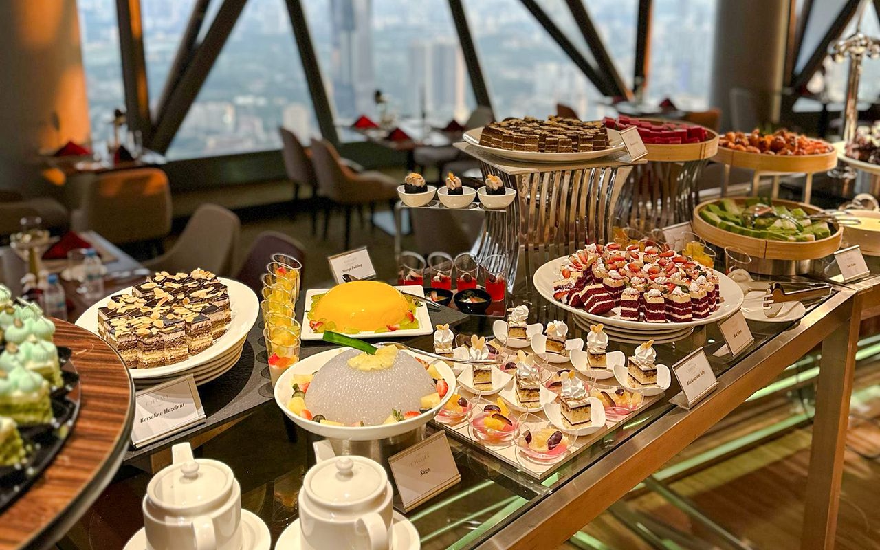 Pranzo a buffet presso l'ORBIT Revolving Dining in KL Tower — 6