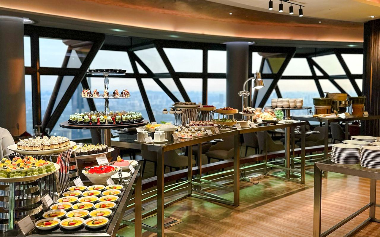 Pranzo a buffet presso l'ORBIT Revolving Dining in KL Tower — 2
