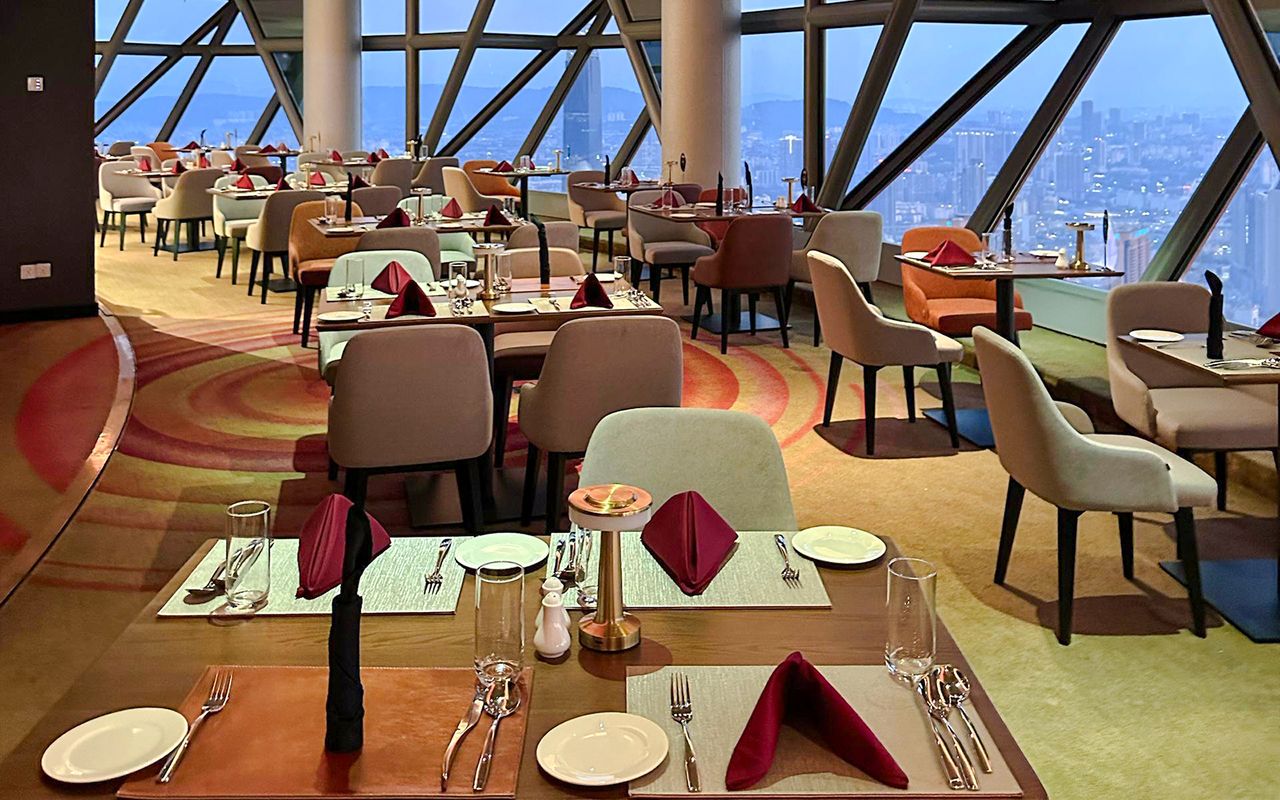 Buffet Hi-Tea all'ORBIT Revolving Dining di KL Tower  — 2