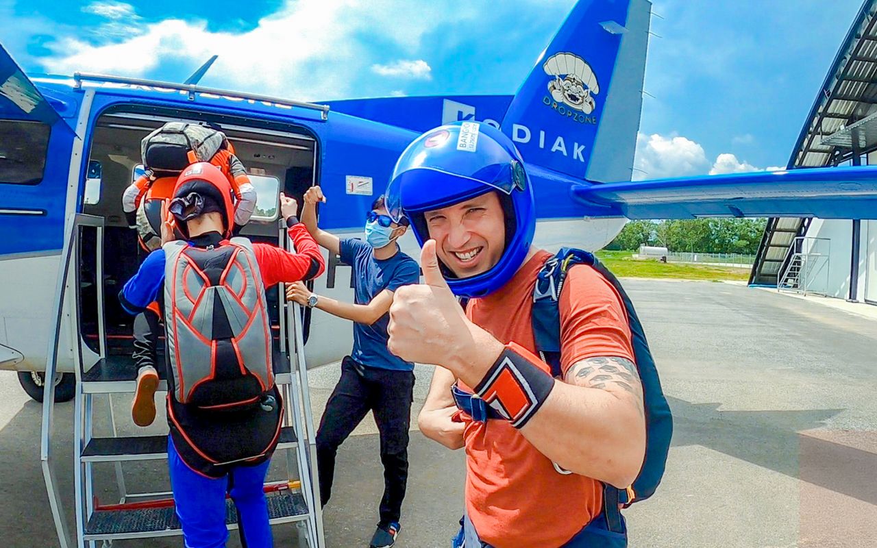 Paracadutismo in tandem a Pattaya con vista sull'oceano: un salto da 4000 metri con trasferimenti in hotel — 7