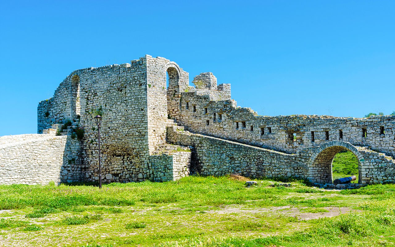 Da Tirana: tour in giornata del patrimonio dell'UNESCO Berat e del lago Belshi — 5