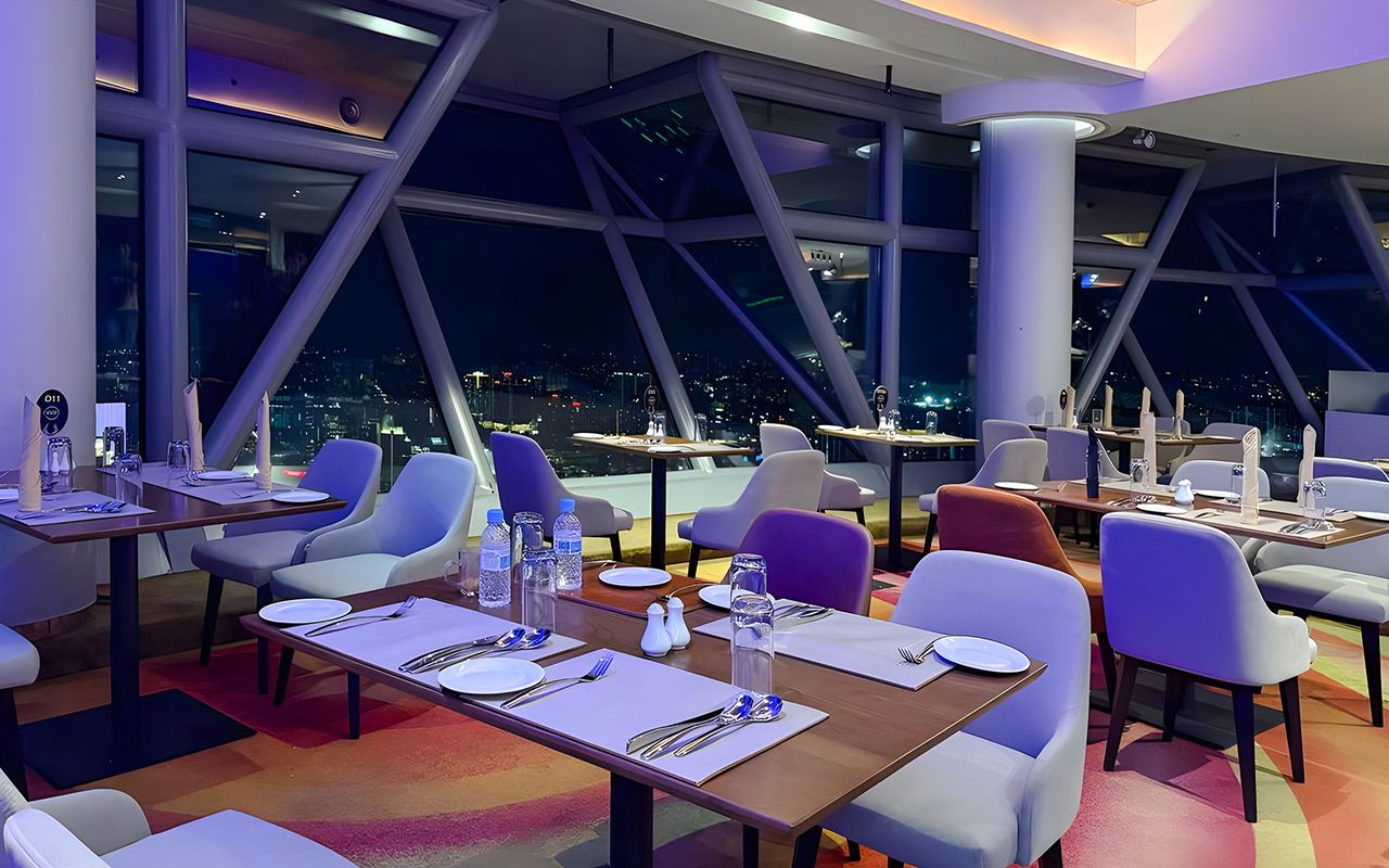 Cena a buffet presso l'ORBIT Revolving Dining in KL Tower — 5