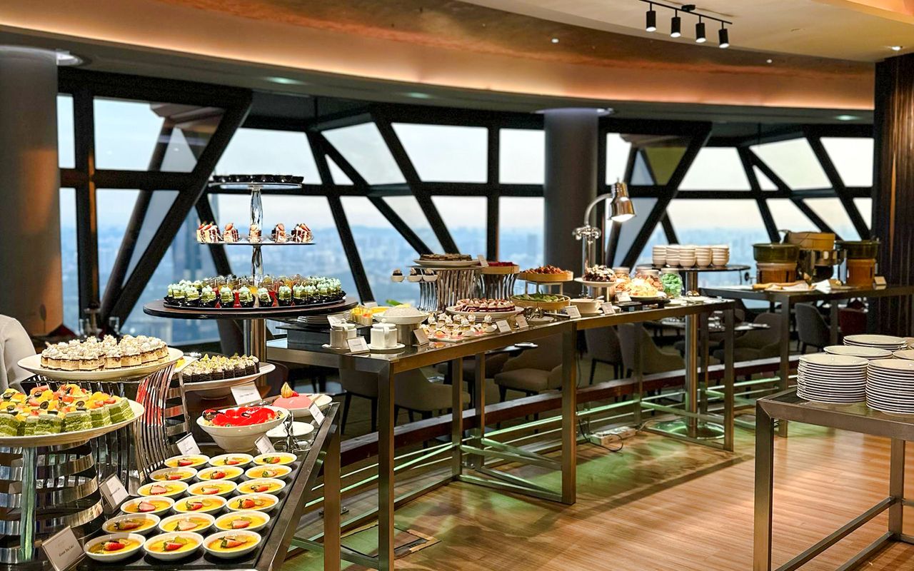 Buffet Hi-Tea all'ORBIT Revolving Dining di KL Tower  — 4