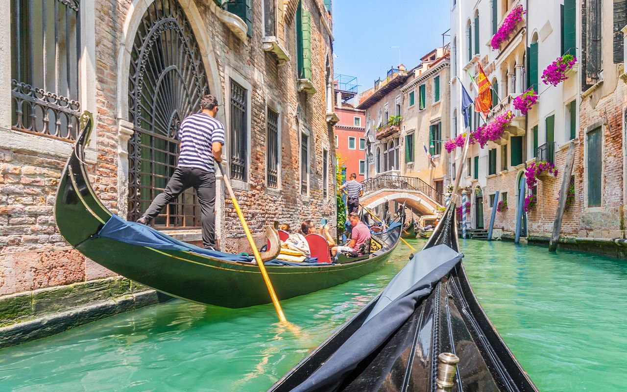 Giro classico in gondola sul Canal Grande a Venezia — 2