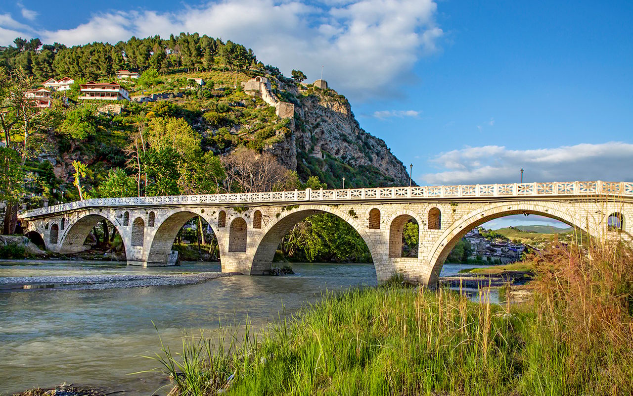 Da Tirana: tour in giornata del patrimonio dell'UNESCO Berat e del lago Belshi