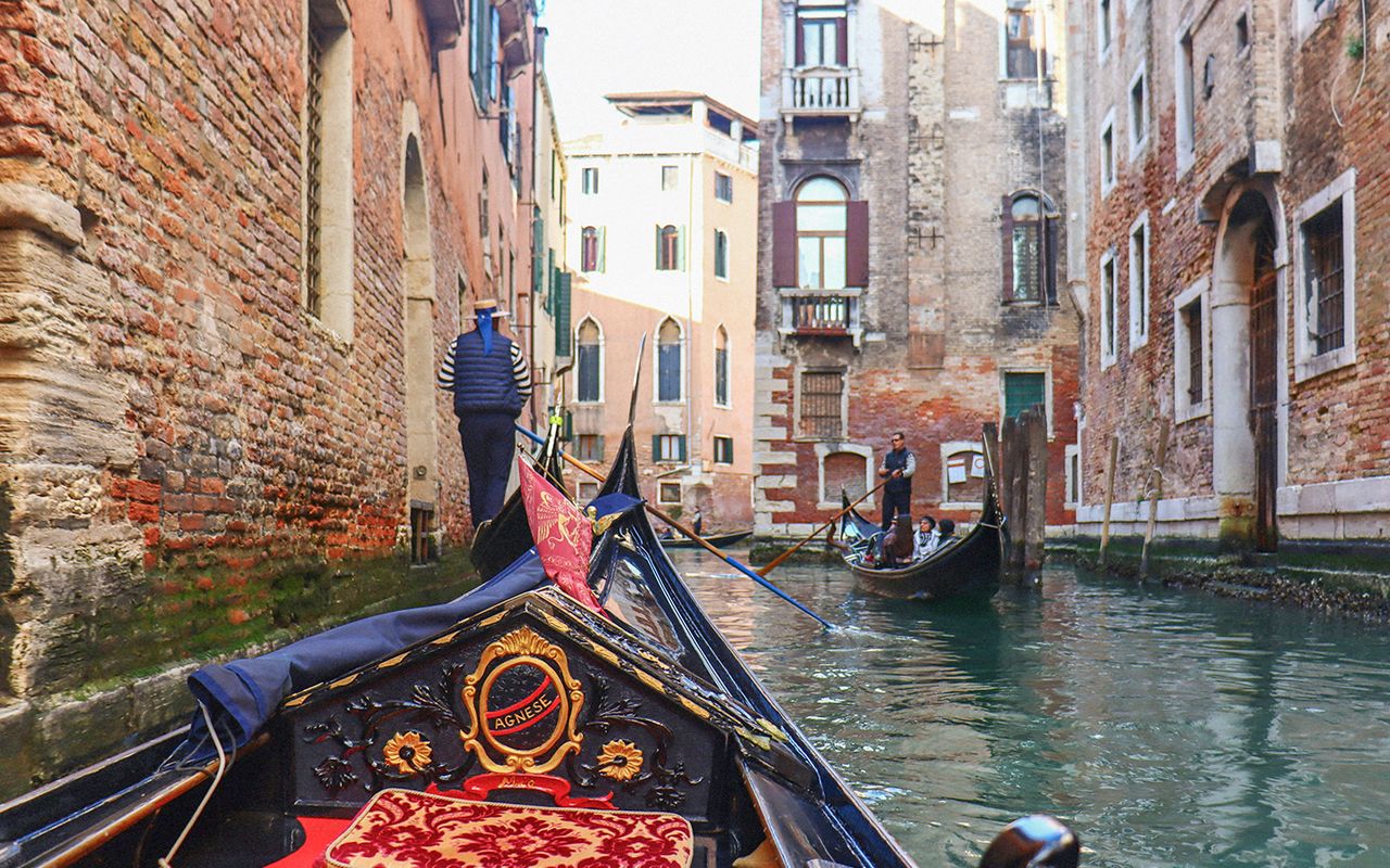 Giro classico in gondola sul Canal Grande a Venezia — 8
