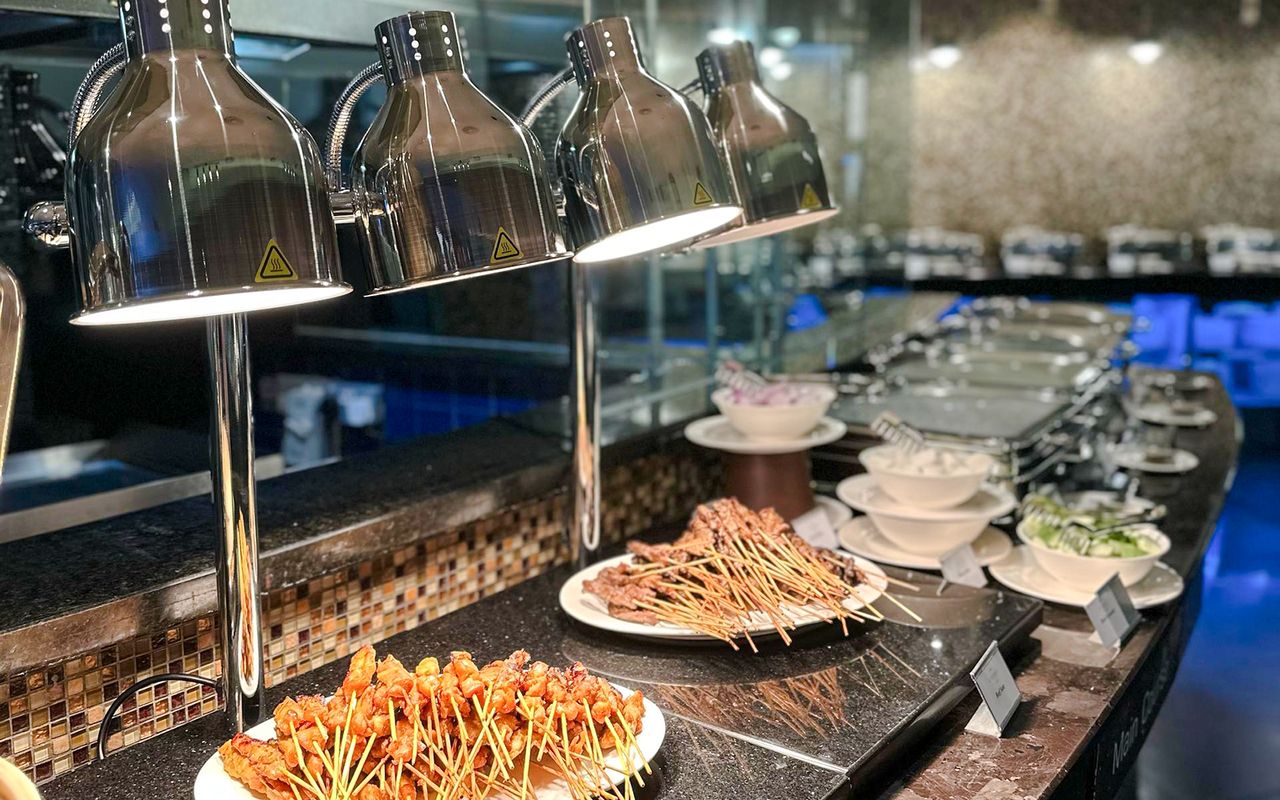 Pranzo a buffet presso l'ORBIT Revolving Dining in KL Tower — 8